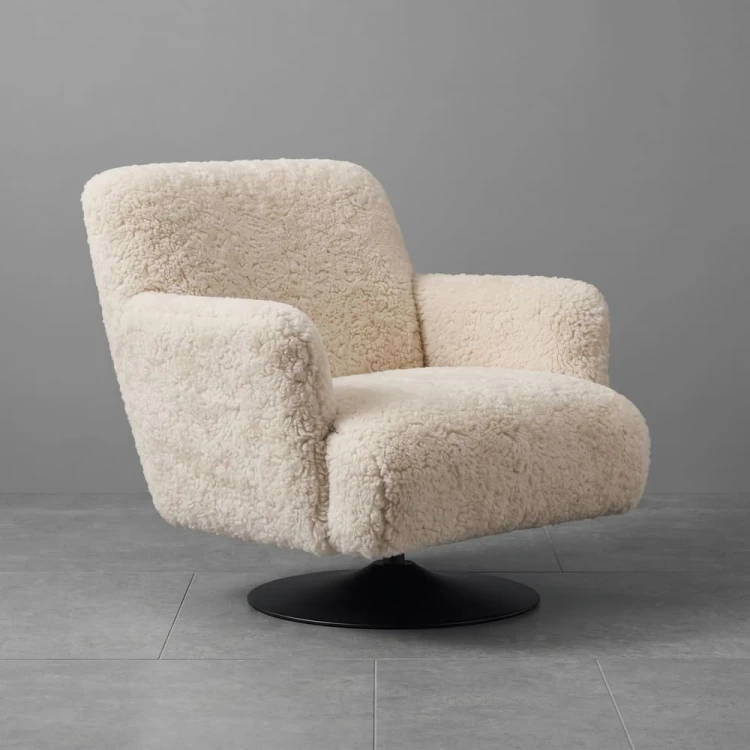 Huggy in Sheepskin Natural beauty front.jpg
